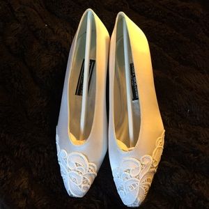 NWOB:Stuart Weitzman white satin leather heels, 8M